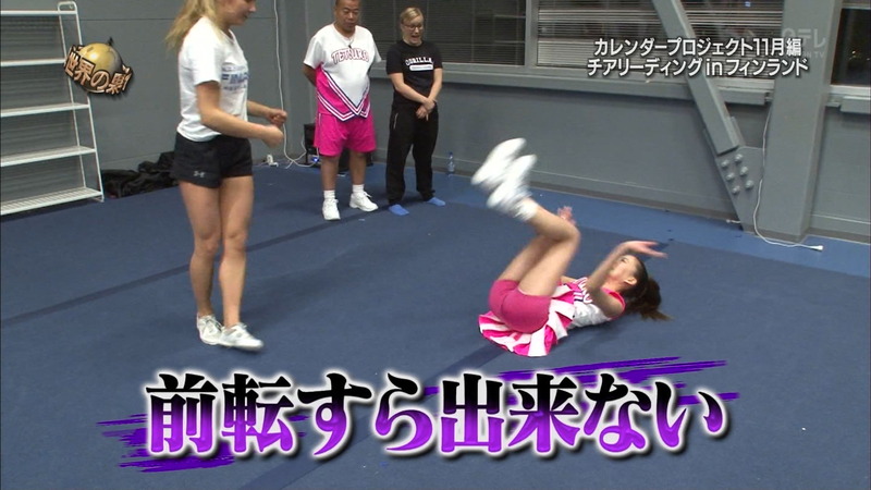 わざとミニスカやホットパンツはいて太もも見せてるアイドルのエロ画像 25