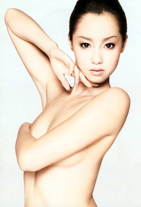 沢尻エリカが乳首ポロリしちゃってるお宝エロ画像 8