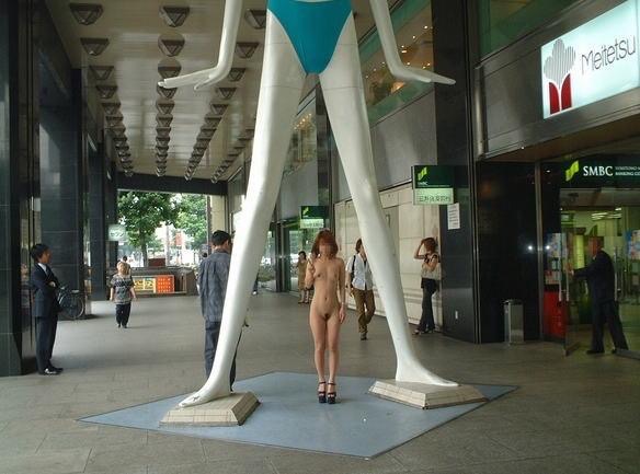 【動画あり】ドイツの博物館で美女が全裸パフォーマンスという驚きの行動！　アソコも丸見え 12