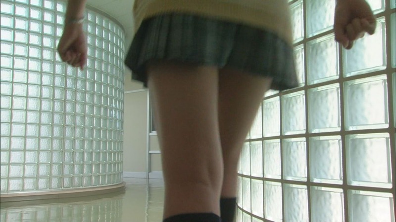 西内まりやがJK制服姿でアソコ抑えてるエロ画像 22