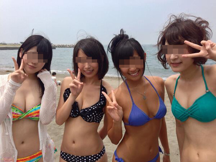海ではしゃいでる素人ギャルの水着・ビキニ画像 6