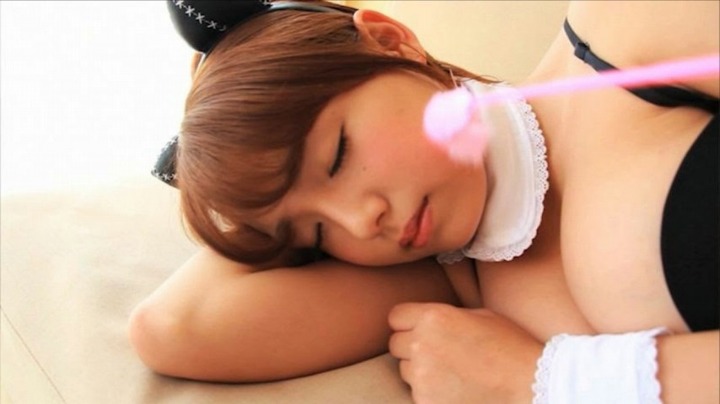 ハミ乳しながらテニスしてる篠崎愛がエロい！ 29