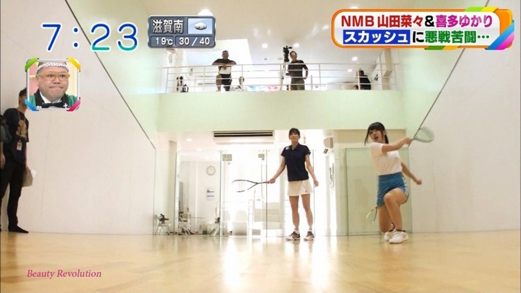 NMB48山田菜々がスカッシュでアンスコパンチラしてるエロキャプ画像 10