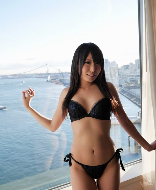 黒下着で誘ってるお姉さんのエロ画像 16
