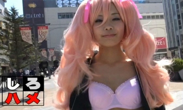 コスプレイヤーを山奥でバックで犯してるエロ画像 17