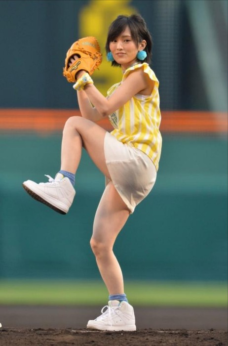 NMB48さや姉が始球式で足を上げてパンチラ　画像 18
