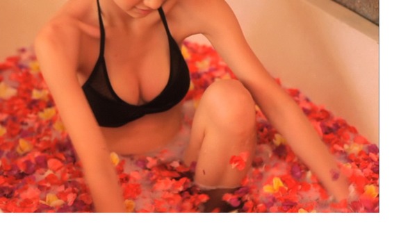水玉ビキニでおっぱいの谷間がエロい逢沢りなのエロ画像 5