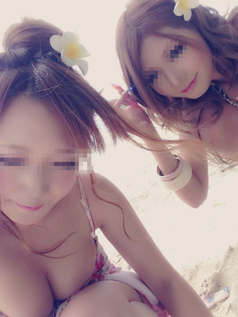 海ではしゃいでる素人ギャルの水着・ビキニ画像 15