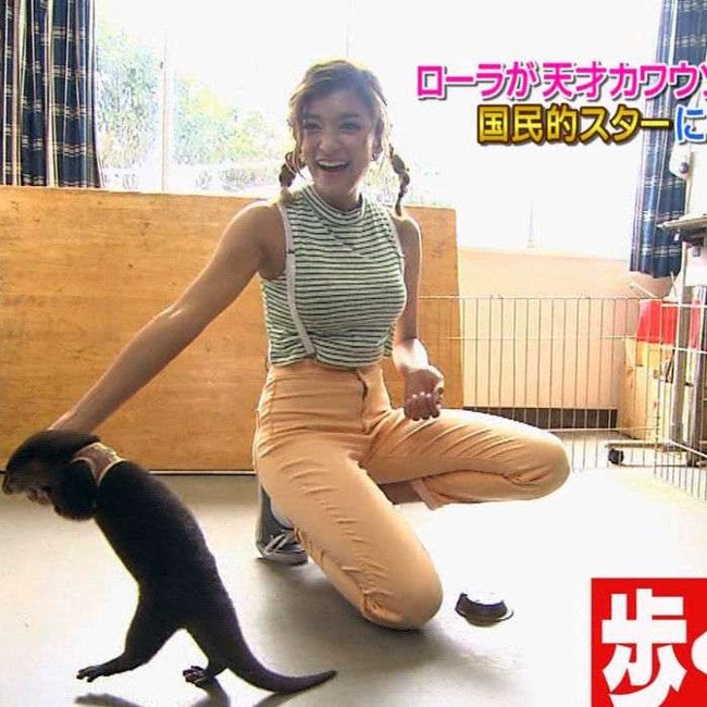 【画像】ローラの着衣巨乳や太ももに興奮する 6