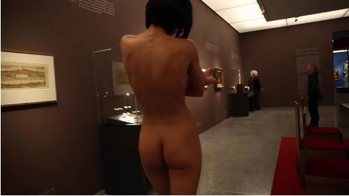 【動画あり】ドイツの博物館で美女が全裸パフォーマンスという驚きの行動！　アソコも丸見え 3