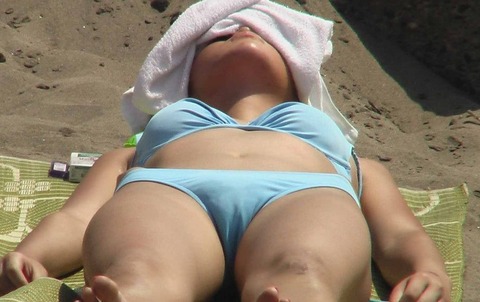 【素人ビーチ水着盗撮エロ画像】「えっ…挿れたい…」思わず呟いてしまった日焼け中の素人さんが無防備すぎるｗｗｗｗｗ 12