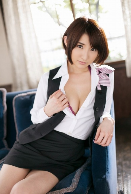 尾崎ナナのOLスーツコスプレがエロい画像70枚 9