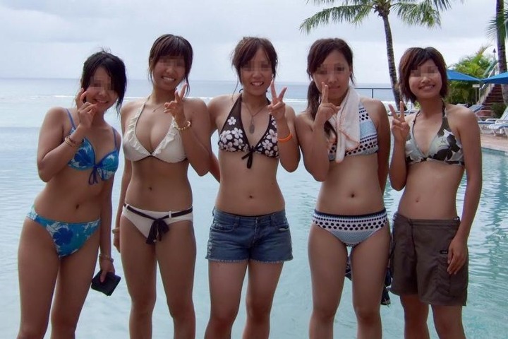 海ではしゃいでる素人のエロ水着画像80枚 83