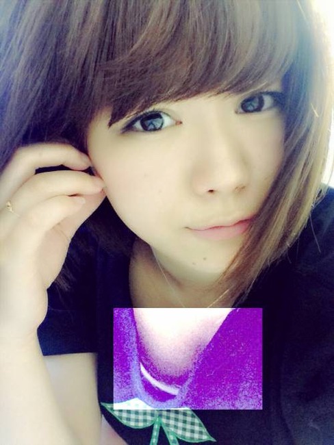 人気アイドルたちの胸チラしてるエロ画像まとめ 14