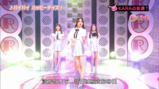 KARAが新曲ライブでミニスカパンチラしてるエロ画像 15