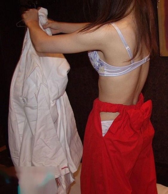 巫女さんのおっぱいを鷲掴みしてHしてるエロ画像 3