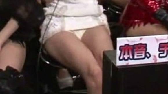 SDN48小原春香がミニスカ姿でパンチラしまくってるエロキャプ画像 5