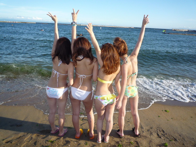 素人水着ギャルを海でナンパしたくなるエロ画像 15