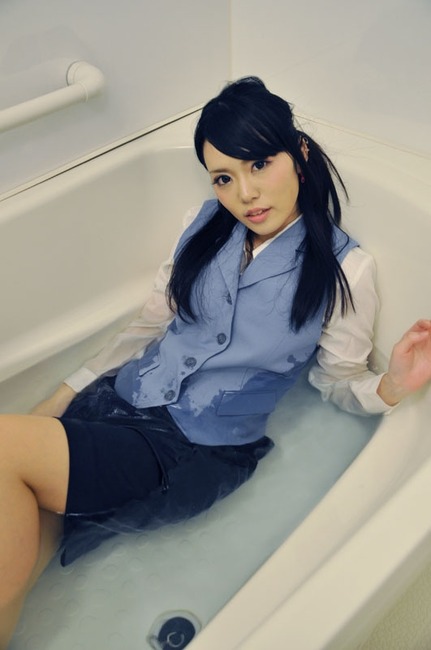【画像あり】スーツ姿のOLが制服のまま風呂に入る光景が最高すぎる 9