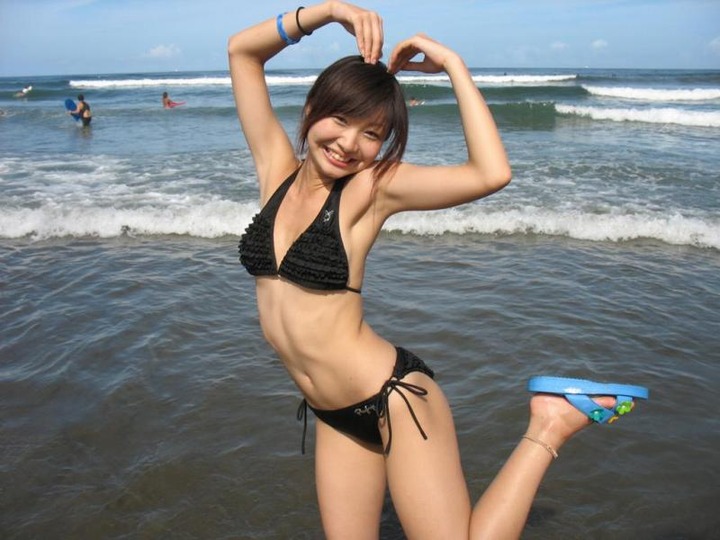 海ではしゃいでる素人のエロ水着画像80枚 65