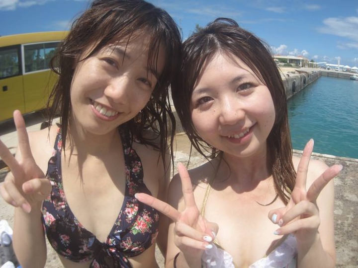 海ではしゃいでる素人のエロ水着画像80枚 41