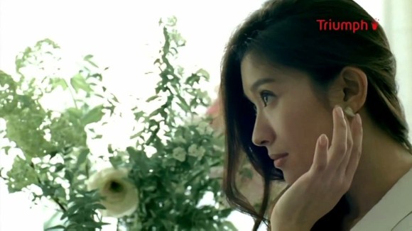 篠原涼子の赤いブラジャー姿がエロい画像まとめ　【人妻・熟女】 15