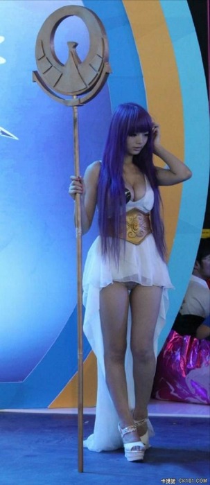 中国人巨乳コスプレイヤーがパンチラしてマンスジ見えてるエロ画像 18
