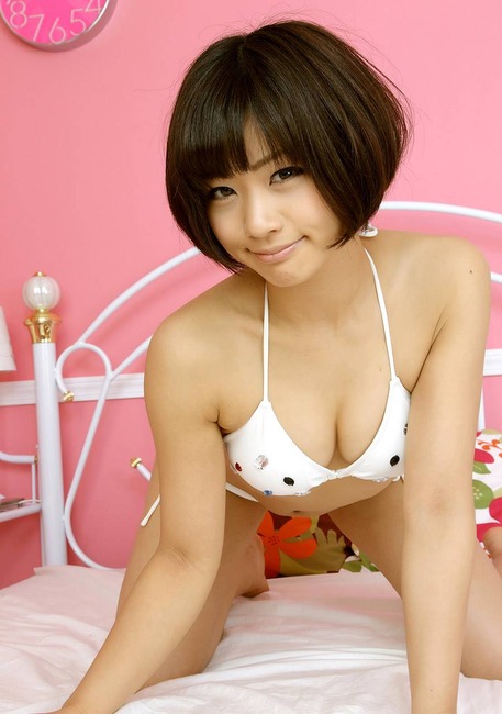 安枝瞳 レースクイーン・モデルの色白ボディがエロい画像 19