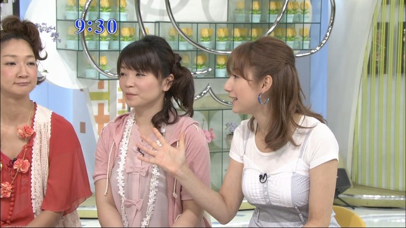 巨乳女子アナのパンチラや胸チラがエロいキャプ画像 10