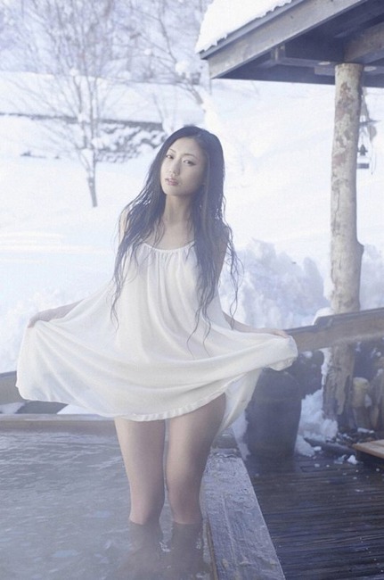 壇蜜さんが浴衣姿で脱いでる着エロ画像40枚 16