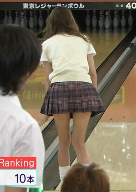 マギーがミニスカJKのコスプレでボウリング、パンツ見えそう