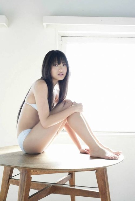 人気アイドルたちの胸チラしてるエロ画像まとめ 6