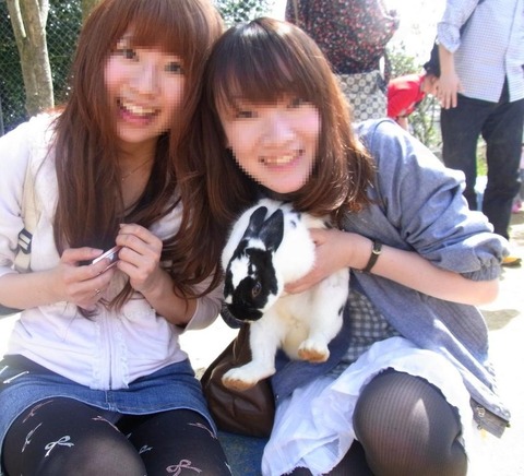 Facebookには素人娘のパンチラがいっぱい！集合写真は注目して見とけｗｗｗｗｗ（画像あり） 17