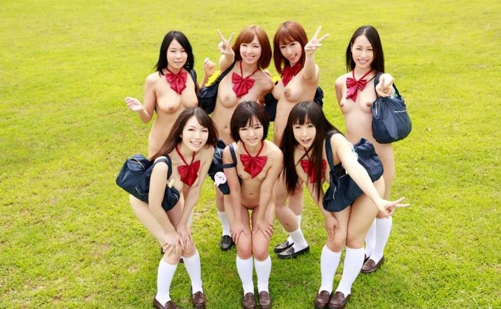 全裸・下着姿でポーズ決めてる女の子達のエロい集合写真・画像30枚 30