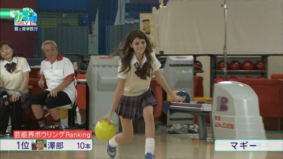 マギーがミニスカjkのコスプレでボウリング パンツ見えそう あかん速報