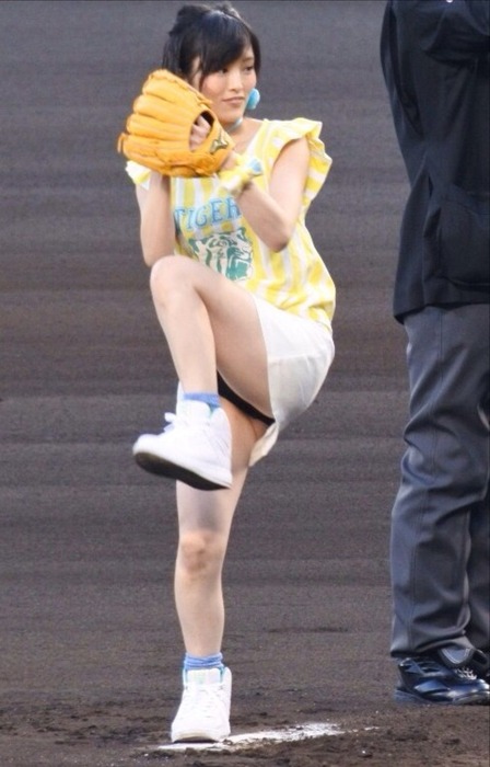 NMB48さや姉が始球式で足を上げてパンチラ　画像