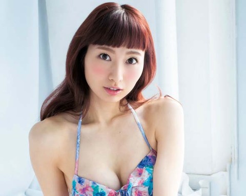 雑誌 週刊ヤングジャンプ No 10 に掲載された戸松遥さんのグラビアが全ページ公開 水着姿が可愛いです ブツブツブやき