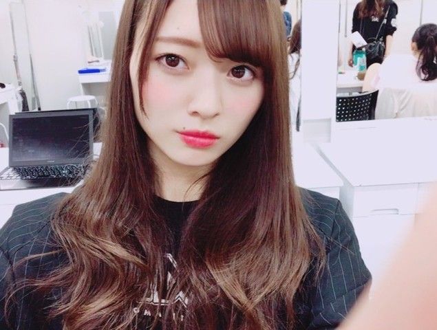 【乃木坂46】梅澤美波、男にスカート中に顔を突っ込まれるｗｗｗｗｗｗ(動画あり)