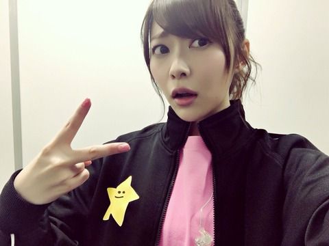 指原って人見知りというけど、秋元の楽屋で勝手にお菓子食うし、たかみなにくっついて一緒に買い物行ったり