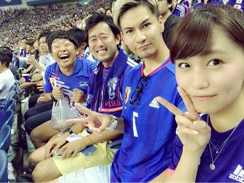 【悲報】こじまこが超絶イケメンハーフタレントとサッカー観戦【AKB48・小嶋真子】
