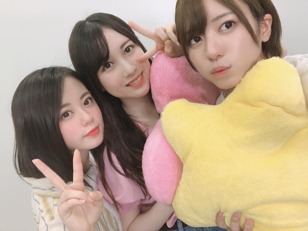 AKB48 チーム8 大西桃香＆永野芹佳＆濵咲友菜、配信オフショット「猫舌SHOWROOM 指カラ」