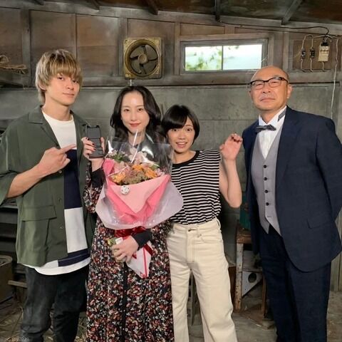 松井玲奈さん、スタンガンを持ってニッコリ♪