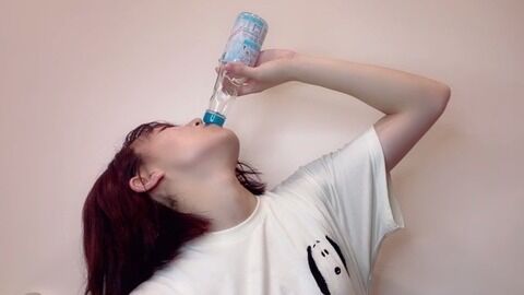 なぎちゃんによる「ラムネの飲み方」をご覧ください
