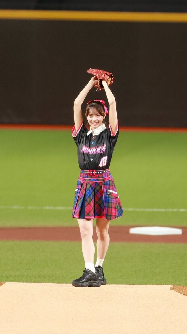 AKB48 伊藤百花ちゃん、台湾でノーバン始球式を披露！！【台湾プロ野球チーム・楽天モンキーズ/いともも】