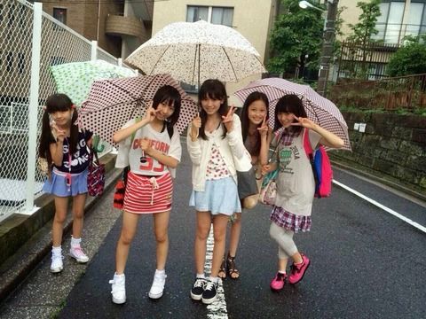 【JC画像】ﾂｲｯﾀｰ民「昨日道端でこんな変態な事してる女子小学生がいたから三度見した」