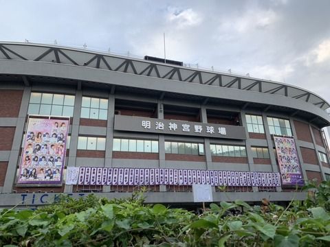 【悲報】AKBを捨てた毛利P、当たり前のように乃木坂ライブに参戦しTwitterヘッダーも乃木坂に変更する