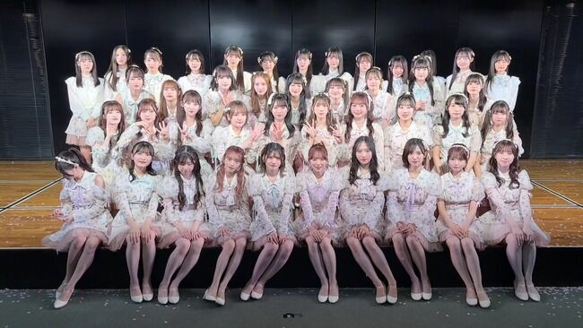 【朗報】最新のAKB全員集合写真＆動画ｷﾀ━━━━(ﾟ∀ﾟ)━━━━!!【 AKB48劇場リニューアル前最終公演後の集合写真 】