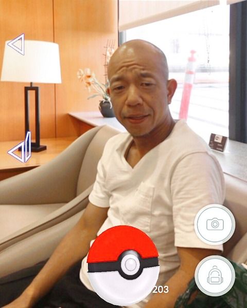 小嶋陽菜、空港で超レアポケモン発見!