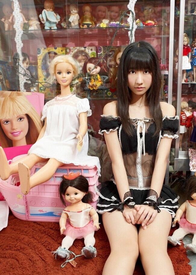 【AKB48】柏木由紀「これ10年前くらいのヤングジャンプのグラビアなんだけど人形多すぎるしテーマなんだったんだろう。しかも沖縄！笑」【ゆきりん】