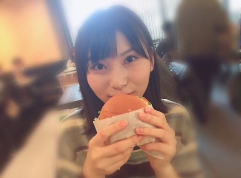 【朗報】せいちゃん「何年ぶりかのハンバーガー…」【AKB48・福岡聖菜】